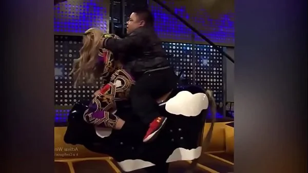 EYACULO EN SU CULO EN EL TORO MECANICO