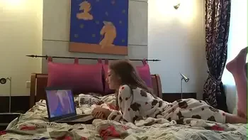 Sexy teen fingers herself to orgasm while watching porn