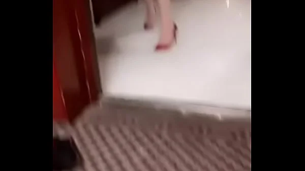 骚母狗喝尿敲邻居门