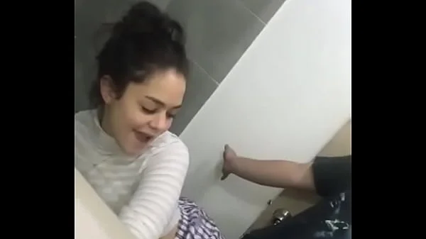 Jovencita hace un perreo