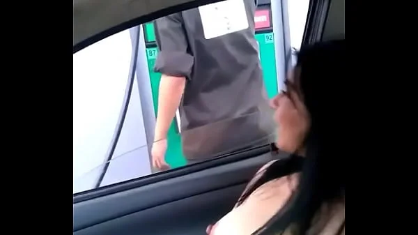 Cargando gasolina la puta de Alexxxa Milf con las tetas de fuera