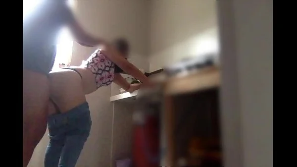 Mi hermanastra disfruta cocinar mientras le meto la pinga y acabo en su boca