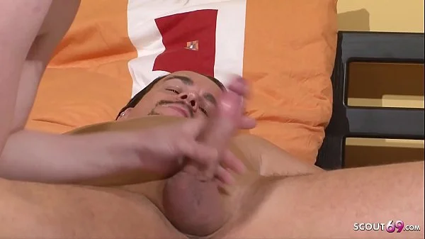 Reife Mutter guckt jungen Paar beim Ficken zu und wichst - German Mature