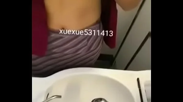 飞机上实在忍不住了就直接在厕所解决