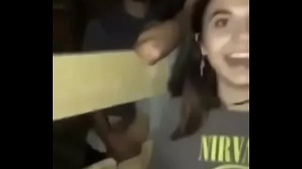 pareja difurtando en un establo al aire libre