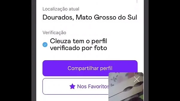 Velha mostrando o peito e passando a mão na xota na live