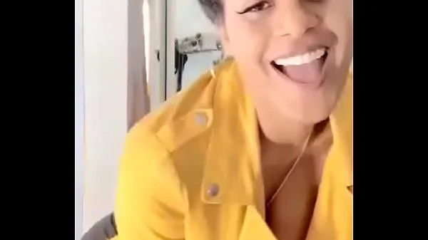 Morena rabuda dançando sem calcinha