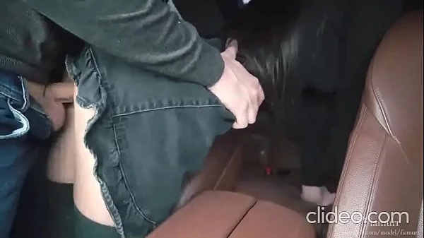 Follando a chica caliente en el auto