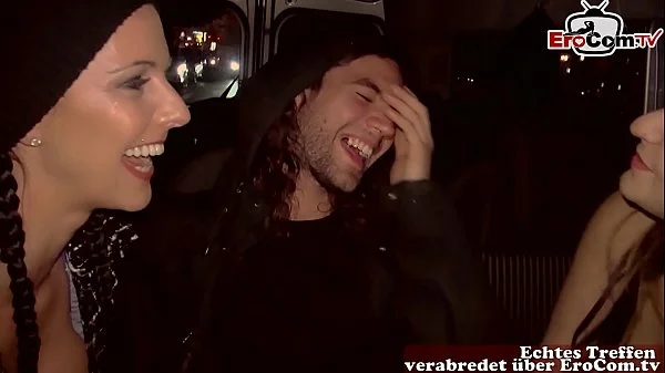 Öffentliches Straßencasting - junges schleppt fremde männer ab