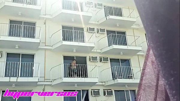 Parejita caliente se pone a follar en el balcón del hotel en Acapulco, la camare se da cuenta y no les dice nada