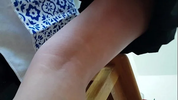 Upskirt a mi compañera de cuarto se da cuenta