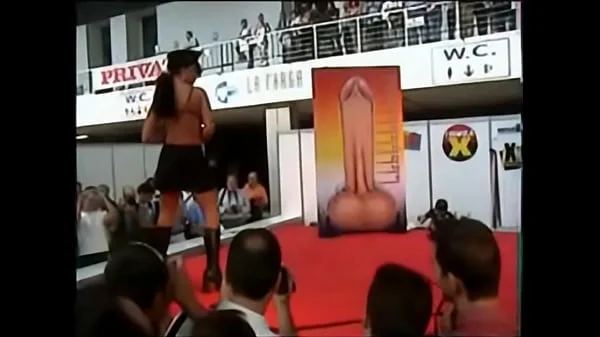 Festival erótico porno de Barcelona 2003 - Tania -Striptease integral xxx