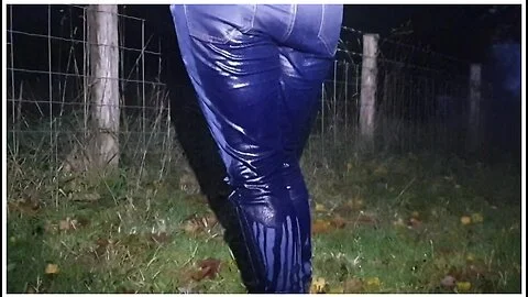 Girl Totally Pisses Her Blue Jeans In Public! Couldnt Hold It!