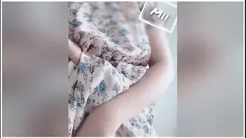 [outdoor Masturbation] A Perverted Japanese Who Secretly Exposes Pussy In A Residential Area And Is