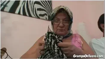 Bangs Oldie In Threesome