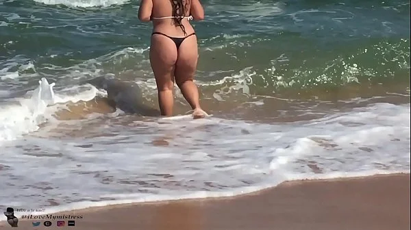 Mostrando Meu Cúzinho  Plugado e Mijando em público !!!