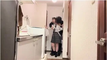 放課後玄関挿入18歳の黒髪合法jkかコンヒニてお菓子を買ったあとアハートの玄関て制服のまま生ハメ