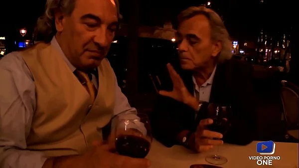 Milf sexy se fait dilater le cul par son amant