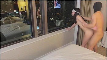 外から丸見え 大阪の真ん中のホtルの高層階て立ちハック 激しい中出しのハートセックス さなちゃんイキまくる 日本人のカッフル 写真 ケイサt