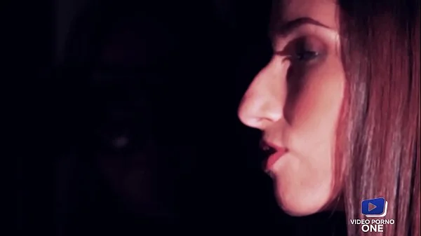 Sophia, baisée au bureau sous les yeux des voyeurs