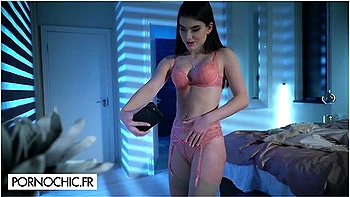 Stefany Kyler In Shows Her Sexual Performance On Her Phone