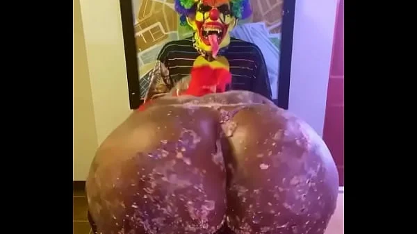 Victoria Cakes give Gibby The Clown a great birthday present