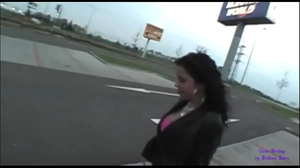 Andrea ha un corpo fantastico e ama farsi penetrare il culo