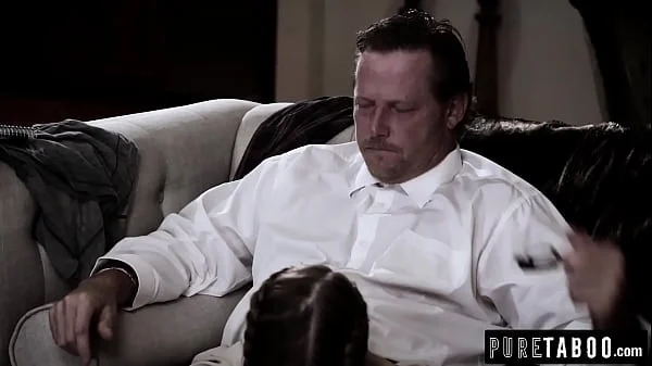 Cheerleader Jill Kassidy Wants To Fuck Older Guy