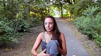 Petite Amie Amateur Fait Une Pipe Risquee Dans Un Parc