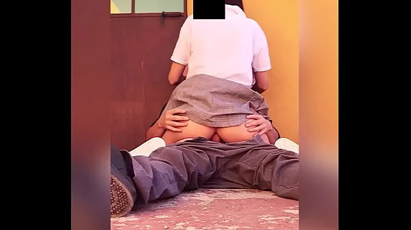Haciendo Su PRIMER SEXO ANAL RAPIDITO en PUBLICO!! Estudiantes Mexicanos INTENTANDO Meterla por el CULO Incomodo por PRIMERA VEZ Atrás de los SALONES sin Condon! Pelón Pelón!