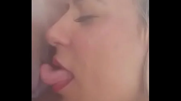 Luna Oliveira mostra a buceta e ganha uma bela chupada na praia