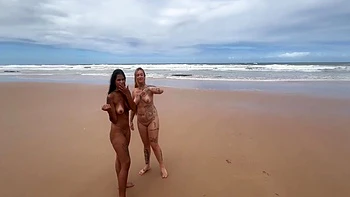 Loira Luxx And Morena Gostosa - Fudendo A Na Praia De Copacabana Com Todo Mundo Olhando