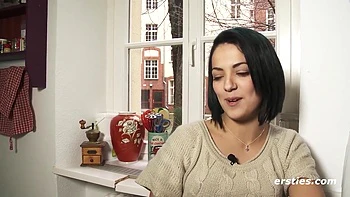 Hot Amateur Babe Fingers Herself In The Living Room