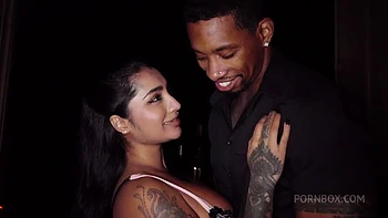 La novia de mi amigo se escapa para follarme en un hotel. Ella