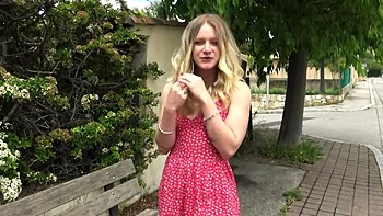 In the middle of the runway, Lily, 32, is beaming! - Jacquie et Michel TV