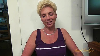 Taylor Lynn interviews with AuntJudys.com