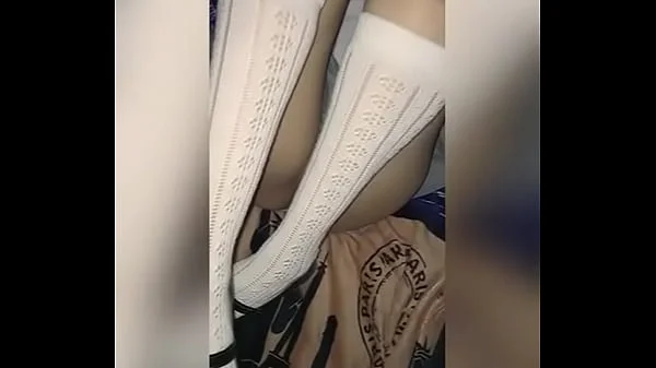 Colegiala Es Manoseada en la Noche! Se Mete a su Cuarto a Escondidas, Le Mete los Dedos Primero y Después le Chupa su Panochita con el Uniforme de la Escuela! Sexo Amateur Real! Mexicana Caliente!