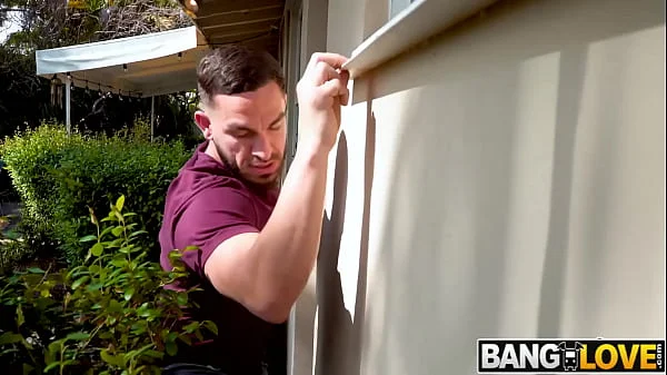 Horny Roommate Savannah Siren Gets Creampied