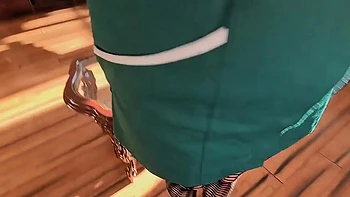 la soubrette sert de poupée sexuelle