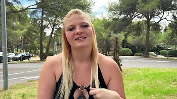 Queen, 20 years old, sublime beginner in X! - Jacquie et Michel TV