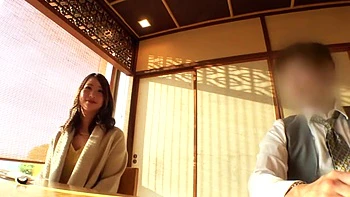 甘美な色気漂う美人妻がむしゃぶりつくフェラして淫らにピストンで感じる