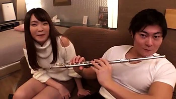 高身長でEカップの美形お姉さんがブラの上からおっぱい揉まれて照れながら感じる