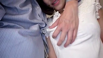 清楚な美女がキスから始まるエッチで乳首愛撫とバイブ責めで感度高まる