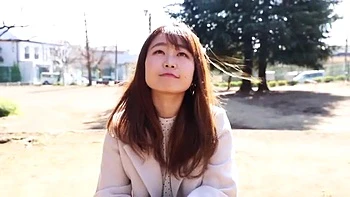 キュートなムッチリ巨尻美女がM字開脚オマンコ愛撫でパンティにシミ