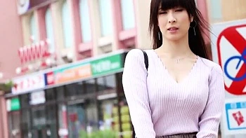 グラマーな巨尻美人妻が四つん這い手マンで濡れて喘ぐハメ撮りエッチ