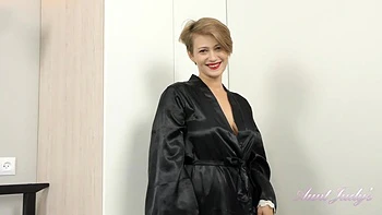 Yulenka Bedroom Pussy Play