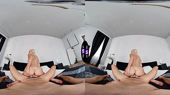 Short-haired Jessie Ames rides a big dick in stunning vr quality