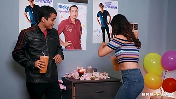 Gets Distracted When He Sees Milf Fat Ass With Ricky Spanish And Kendra Lust