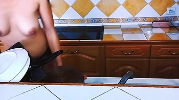 son mec la baise dans la cuisine en ejaculant sur ses seins