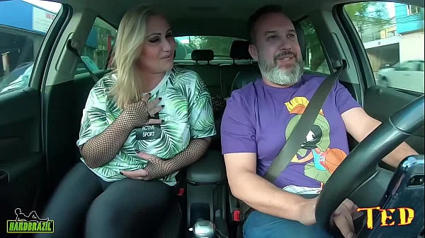 A mulher Ceasa vem com tudo de volta e apronta com os pedrestes pelada no carro - Andressa Sanchez